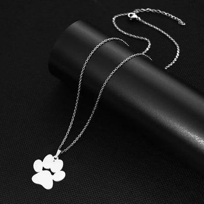 une parure de bijoux argentés en forme de patte d'animaux trop mignons. Symbole d'amour et de respect.