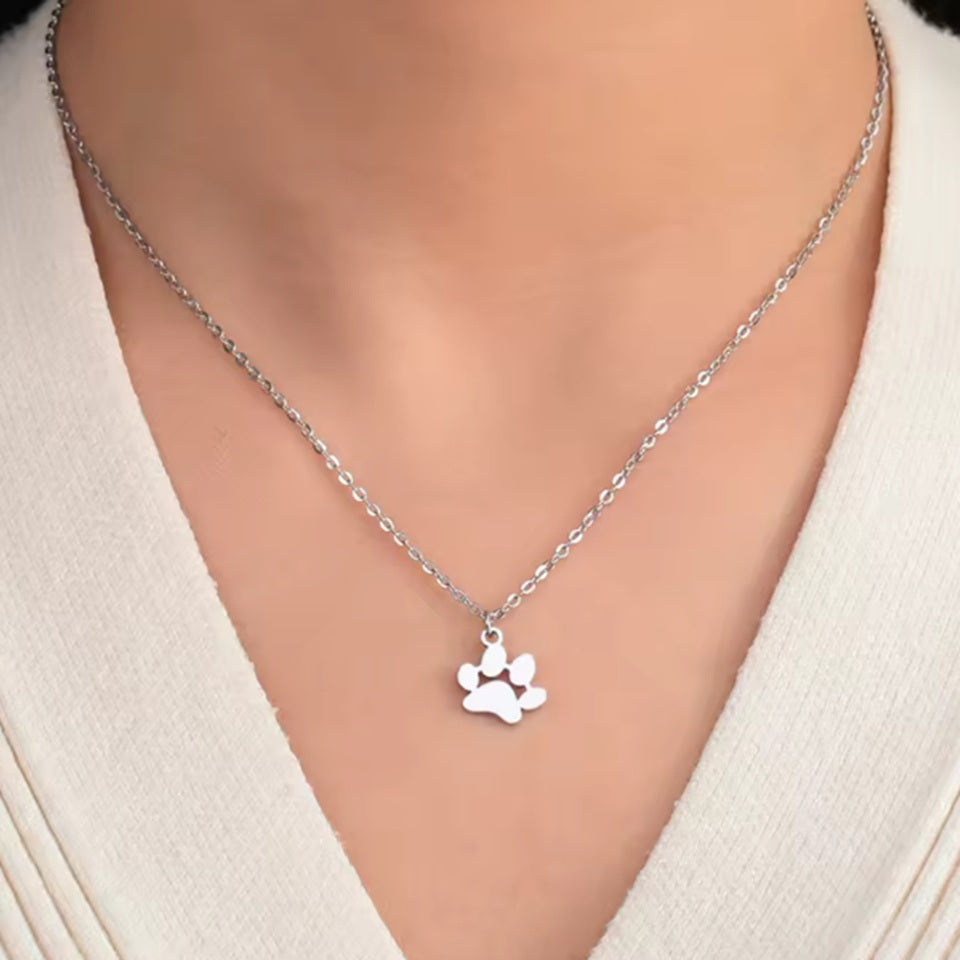 une parure de bijoux argentés en forme de patte d'animaux trop mignons. Symbole d'amour et de respect.