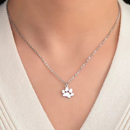 une parure de bijoux argentés en forme de patte d'animaux trop mignons. Symbole d'amour et de respect.