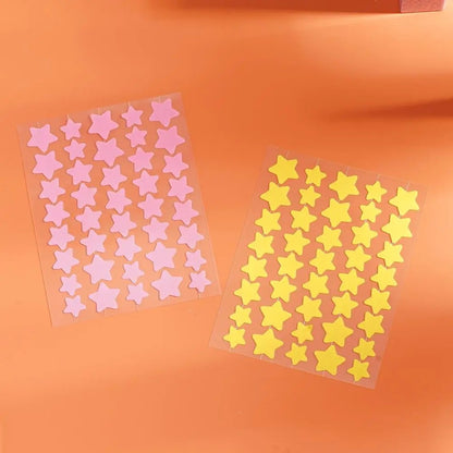 des patch anti acné en forme d'étoiles colorées pour combattre les petits boutons. Bye bye les boutons, votre peau est nourrit et hydratée en même temps.