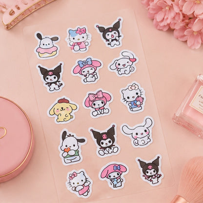 des patch anti boutons au design des personnages Sanrio posés sur une coiffeuse rose et féminine. Ils réduisent l'apparence des boutons tout en hydratant la peau.