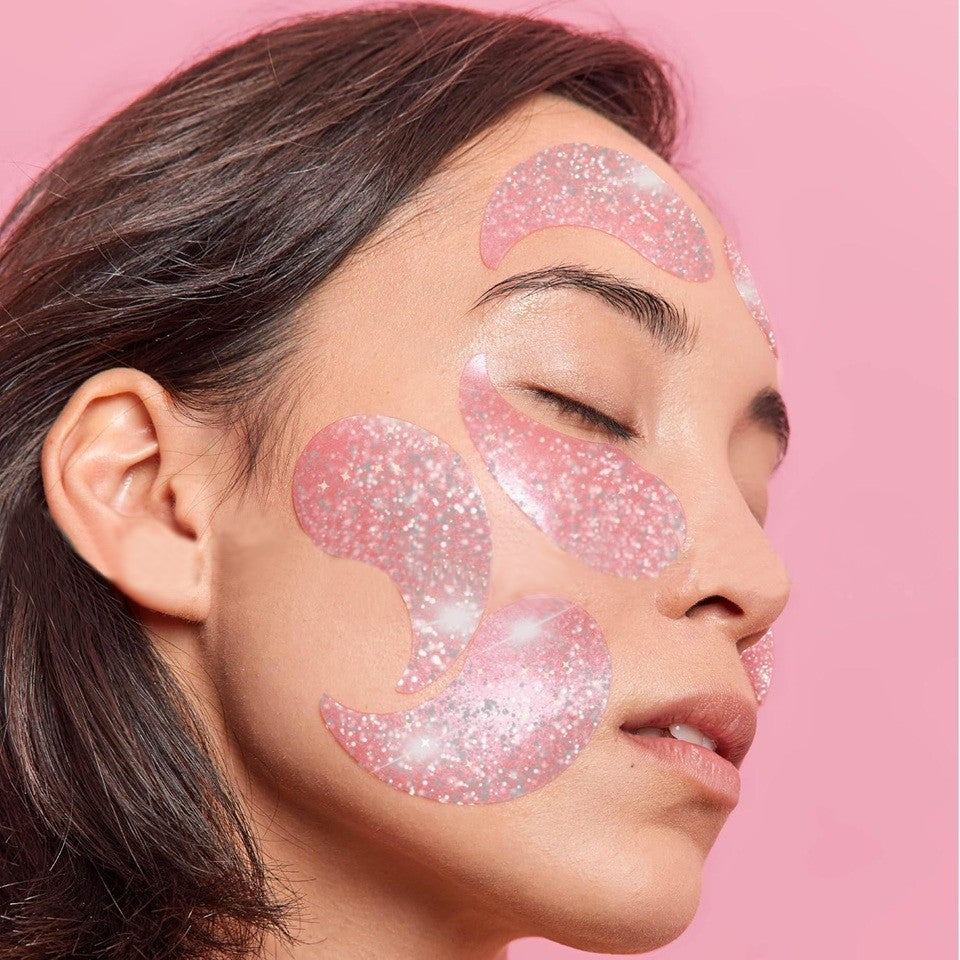 des patchs hydratants et nourrissants à poser sous les yeux pour retrouver un regard frais et reposé. anti rides, anti cernes, ils sont agréables à utiliser. Ils contiennent des paillettes qui brillent de mille feux.