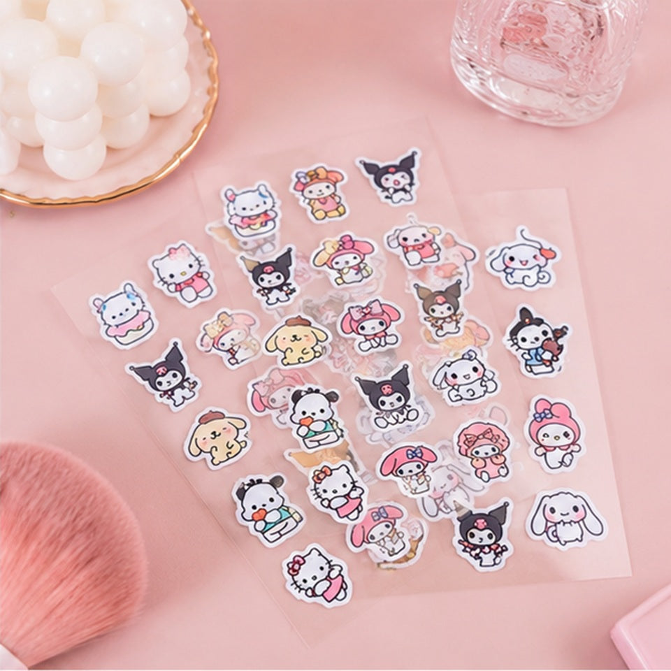 des patch anti boutons au design des personnages Sanrio posés sur une coiffeuse rose et féminine. Ils réduisent l'apparence des boutons tout en hydratant la peau.