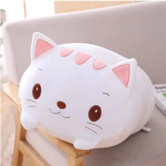 une peluche en forme de chat blanc idéale à câliner