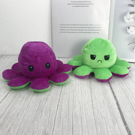 une peluche en forme d'octopus réversible. Elle a deux couleurs : violet et vert, et on peut la retourner pour montrer notre expression : heureuse ou plutôt fâchée