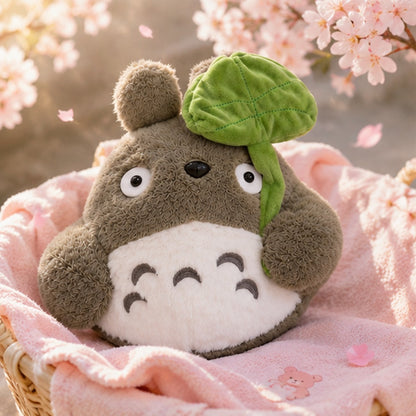 Peluche Totoro kawaii ultra douce tenant une grande feuille verte sous des fleurs de sakura ✨ Peluche moelleuse inspirée d’un univers japonais féerique avec détails adorables et ambiance printanière cosy. Parfaite pour décorer une chambre, offrir un cadeau mignon ou ajouter une touche poétique et réconfortante à son univers kawaii.