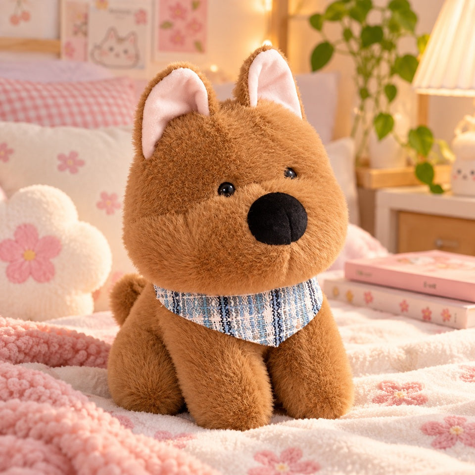Peluche chien marron toute douce avec foulard bleu à carreaux, installée sur un lit dans une jolie chambre aux tons pastel et fleuris.