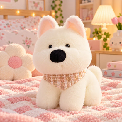 Peluche chien blanc toute douce avec foulard beige à carreaux, installée sur un lit dans une jolie chambre kawaii aux tons roses et fleuris.