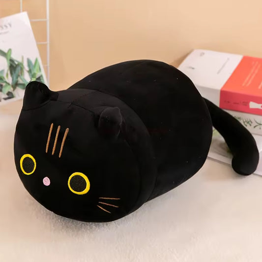 une peluche en forme de chat noir trop mignon et super doux ! Avec ses grands yeux noirs et jaune, ses moustaches brodées, l est parfait pour de gros câlins !