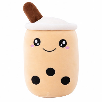 Peluche kawaii en forme de bubble tea beige crème clair, avec une texture douce et moelleuse, un adorable visage souriant, de grands yeux noirs brillants et de petites joues roses. Son design représente un gobelet de thé aux perles avec trois perles de tapioca noires, un couvercle blanc et une paille marron inclinée. Photographiée de face sur un fond blanc épuré, cette peluche boba aux couleurs pastel est idéale pour décorer une chambre, compléter une collection de peluches kawaii ou offrir un cadeau origin
