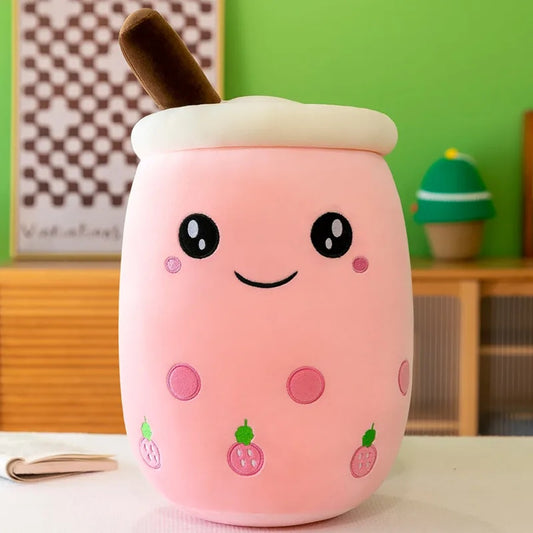 une adorable peluche en forme de bubble tea rose, aux perles de tapioca rose et de fruits roses. Son expression souriante toute kawaii la rend trop choupi, idéale pour les gros câlins gourmands !