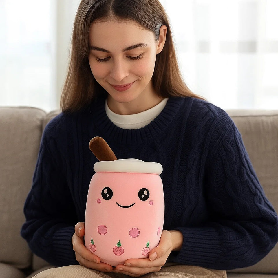 une adorable peluche en forme de bubble tea rose, aux perles de tapioca rose et de fruits roses. Son expression souriante toute kawaii la rend trop choupi, idéale pour les gros câlins gourmands !