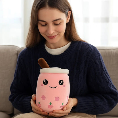 une adorable peluche en forme de bubble tea rose, aux perles de tapioca rose et de fruits roses. Son expression souriante toute kawaii la rend trop choupi, idéale pour les gros câlins gourmands !