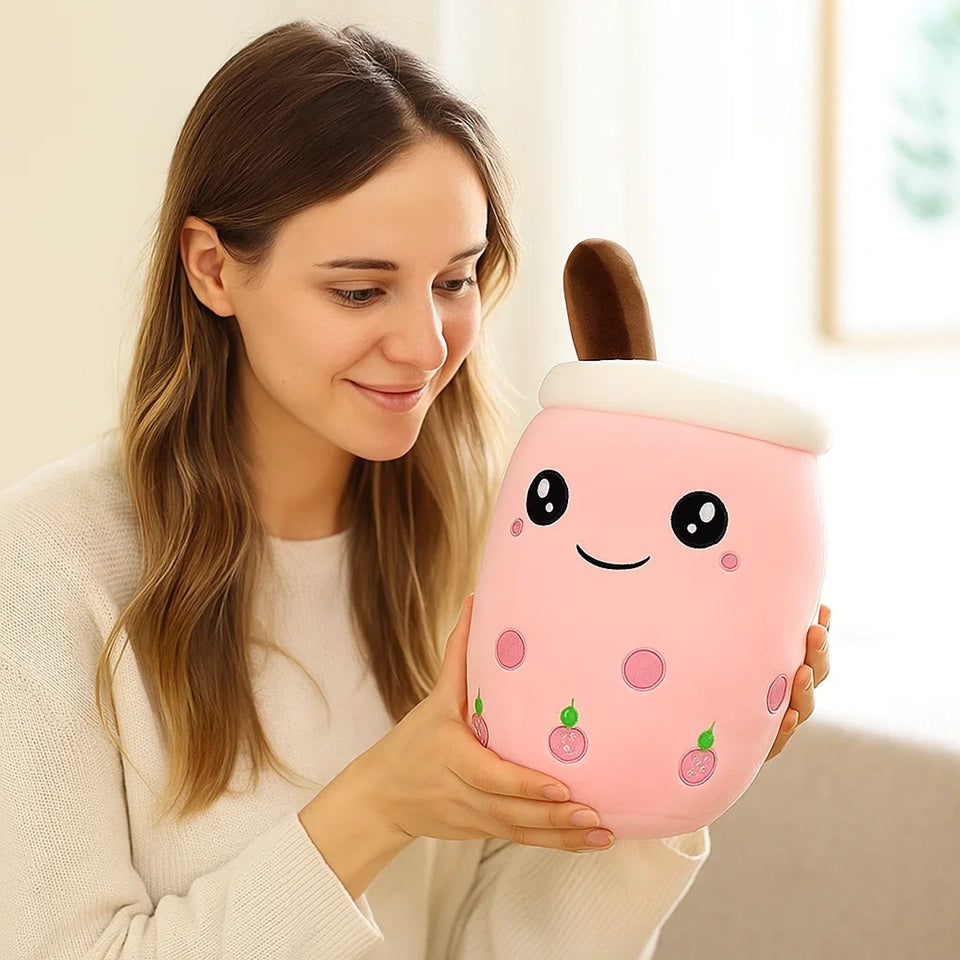 une adorable peluche en forme de bubble tea rose, aux perles de tapioca rose et de fruits roses. Son expression souriante toute kawaii la rend trop choupi, idéale pour les gros câlins gourmands !