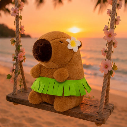 une adorable peluche marron en forme de capybara portant une jupe hawaïenne verte et une fleur blanche à l'oreille. Elle est assise sur une balançoire en bois au coucher du soleil sur la plage. Ambiance chaleureuse, douce et calme.