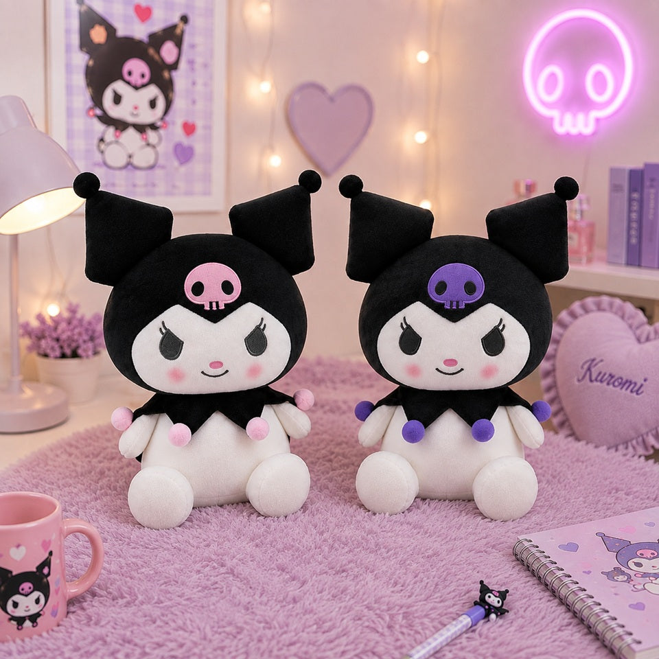 Deux peluches Kuromi kawaii noires et blanches avec tête de mort rose et violette et pompons colorés, présentées dans une jolie chambre pastel rose et lilas.