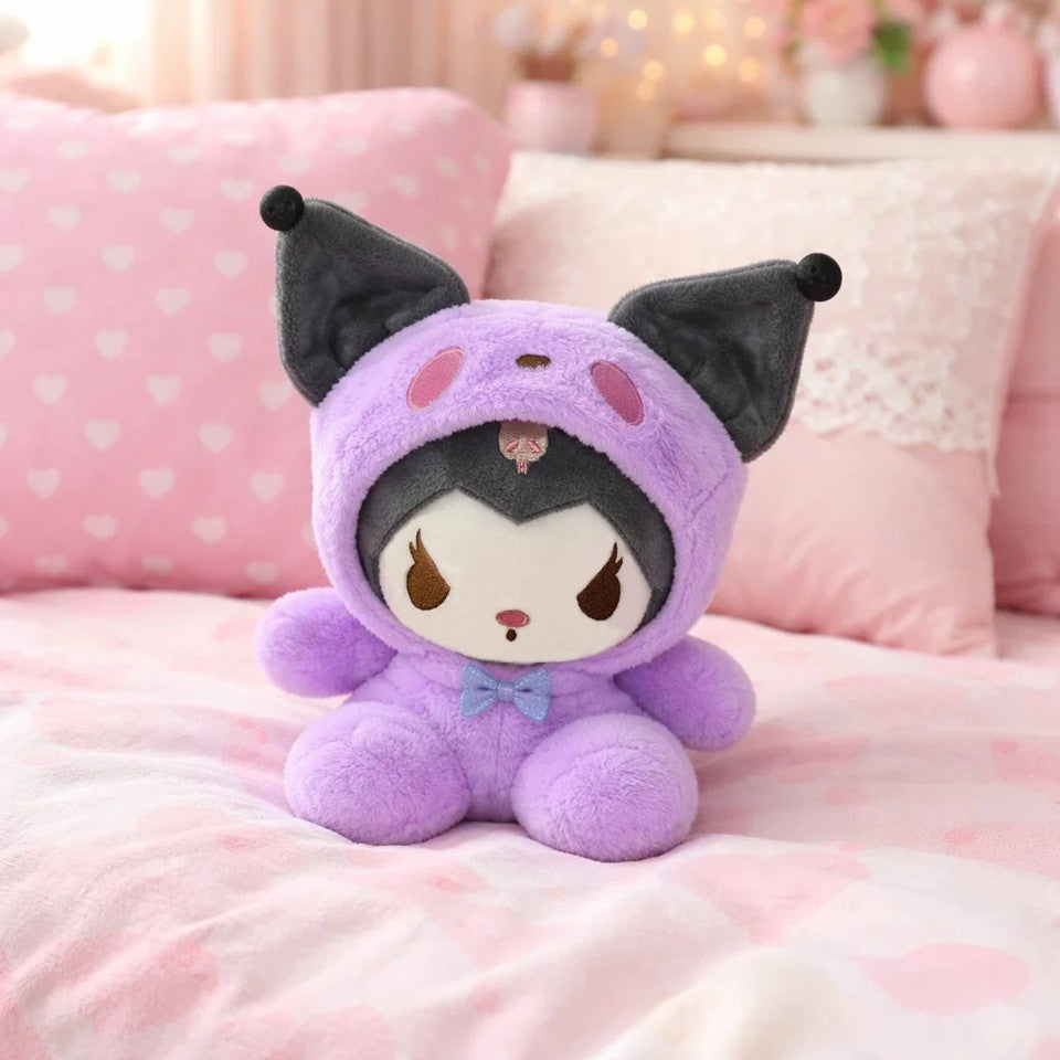 une peluche kuromi portant un costume mignonne tout violet qui rappelle sa couleur. Elle est ultra douce et tellement adorable. Parfaite pour les câlins !