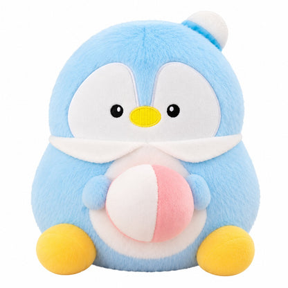 Adorable peluche pingouin kawaii bleu pastel, au corps tout rond et à la texture douce et moelleuse, présentée sur fond blanc. Ce petit pingouin en peluche possède un joli visage blanc, de grands yeux noirs brodés, un petit bec jaune et deux pattes jaunes. Il tient tendrement entre ses petites ailes un ballon rose et blanc tout doux.