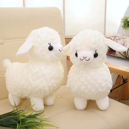 une adorable peluche en forme d'agneau blanc toute douce. Idéale pour faire de gros câlins, on peut aussi l'emporter partout avec soi. Sa petite bouille toute mignonne en fait un compagnon idéal !