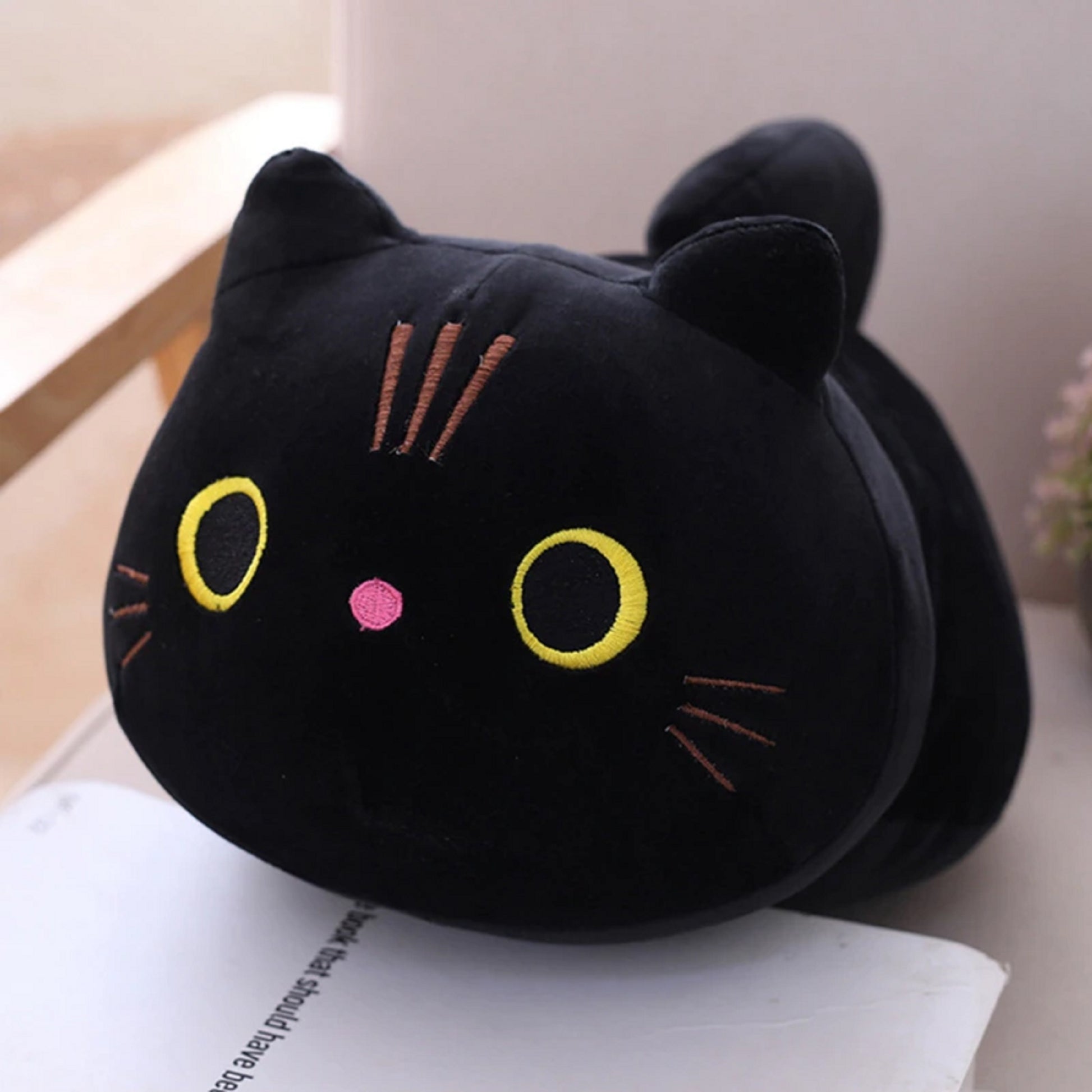 une peluche en forme de chat noir trop mignon et super doux ! Avec ses grands yeux noirs et jaune, ses moustaches brodées, l est parfait pour de gros câlins !