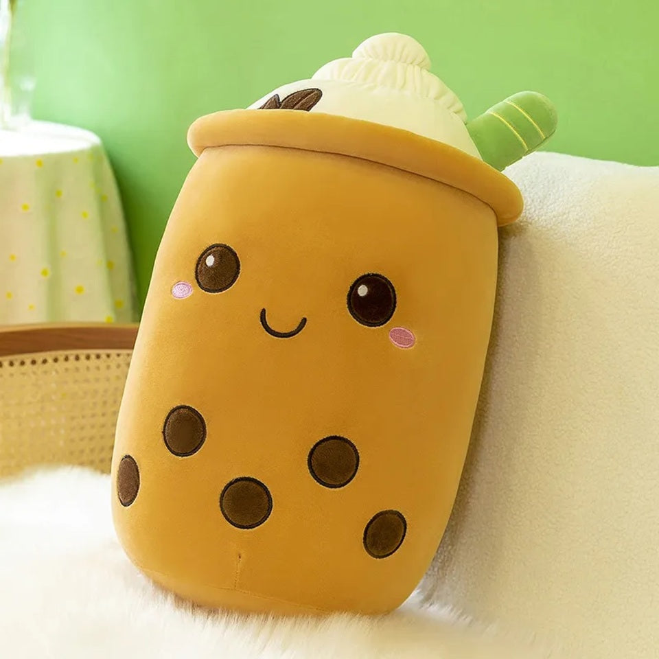 une peluche en forme de bubble tea rose hyper gourmand à l'expression kawaiii trop choupi