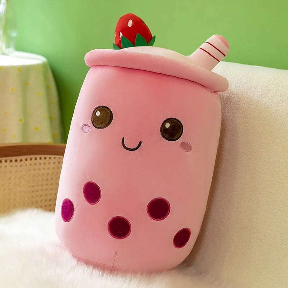 une peluche en forme de bubble tea rose hyper gourmand à l'expression kawaiii trop choupi