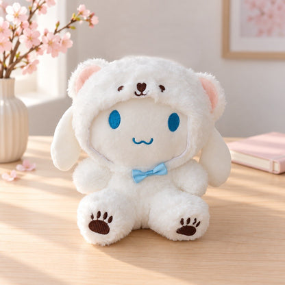 Peluche cinnamoroll blanche kawaii avec nœud bleu, présentée sur un bureau en bois décoré de fleurs de sakura.