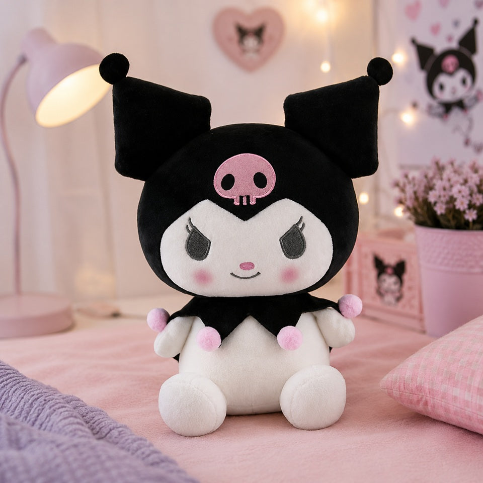 Peluche Kuromi kawaii noire et blanche avec tête de mort rose et pompons roses, présentée dans une jolie chambre pastel rose et lilas au décor mignon.