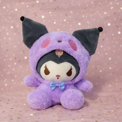 une peluche kuromi portant un costume mignonne tout violet qui rappelle sa couleur. Elle est ultra douce et tellement adorable. Parfaite pour les câlins !