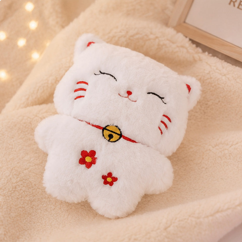 Peluche chat porte-bonheur maneki neko kawaii vue de face, détails brodés adorables et finition soignée 🐱