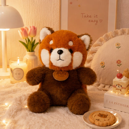 Peluche panda roux kawaii ultra douce avec fourrure moelleuse orange et marron, visage adorable et petites oreilles blanches. Cette peluche décorative est présentée dans une chambre cosy aux tons pastel avec une ambiance chaleureuse et cocooning. Idéale pour les câlins, la décoration de chambre kawaii ou comme cadeau mignon pour les amoureux des animaux adorables.