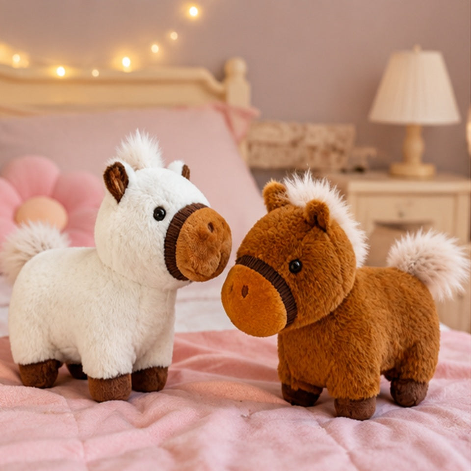 Deux adorables peluches chevaux, l'une blanche et l'autre marron, présentées dans une jolie chambre kawaii aux tons pastel. Décoration cosy avec lit douillet, coussins roses, paniers en osier, lampes chaleureuses et petites décorations mignonnes créant une ambiance douce et réconfortante