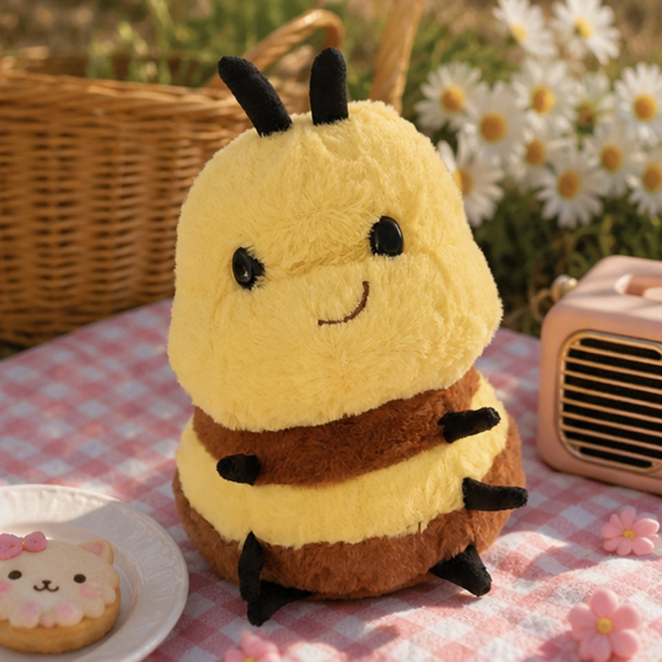 Peluche abeille kawaii dans un décor pique-nique printanier, avec nappe vichy rose, marguerites, panier en osier et accessoires pastel.