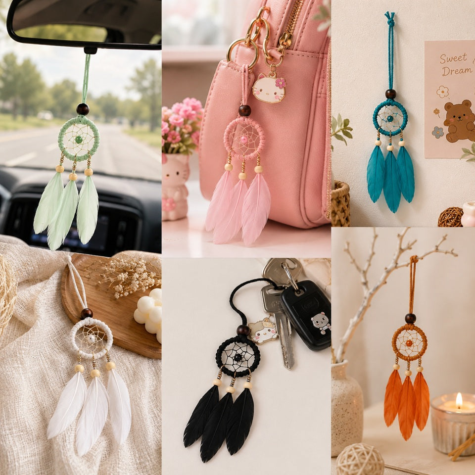 Collage de six photos présentant des suspensions attrape-rêves miniatures avec trois plumes, déclinées en plusieurs coloris : vert menthe, rose pastel, bleu turquoise, blanc, noir et orange. Les suspensions sont mises en scène comme décoration pour voiture, porte-clés, sac à main ou décoration murale, dans des ambiances douces et chaleureuses. Chaque modèle est orné d'un cercle tissé, de perles en bois et de plumes colorées, avec un style bohème et artisanal.