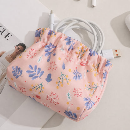 Petite pochette de rangement rose à motifs floraux colorés, idéale pour organiser câbles, chargeurs et petits accessoires électroniques.