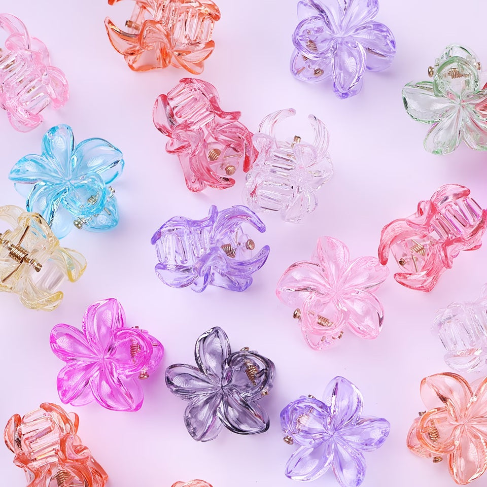 de jolies pinces à cheveux en forme de fleurs colorées transparentes. Elles habillent avec élégance et mignonnerie n'importe quelle coiffure. Look printanier et romantique garanti.
