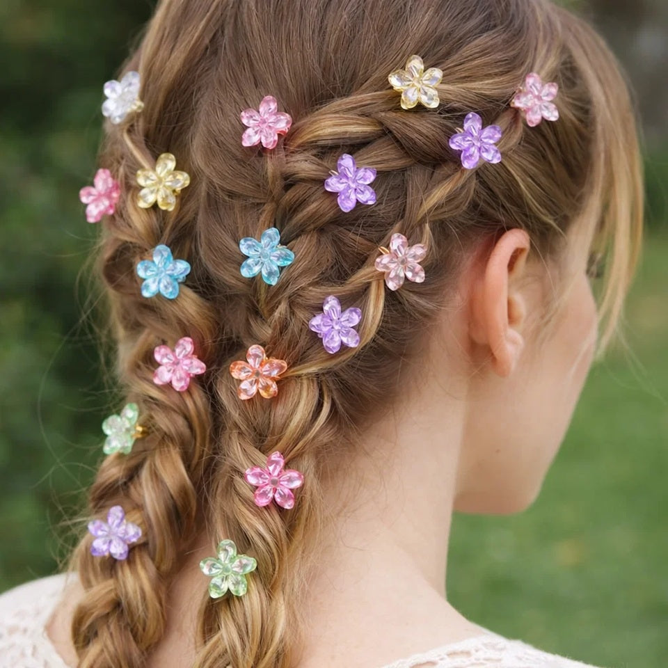de jolies pinces à cheveux en forme de fleurs colorées transparentes. Elles habillent avec élégance et mignonnerie n'importe quelle coiffure. Look printanier et romantique garanti.