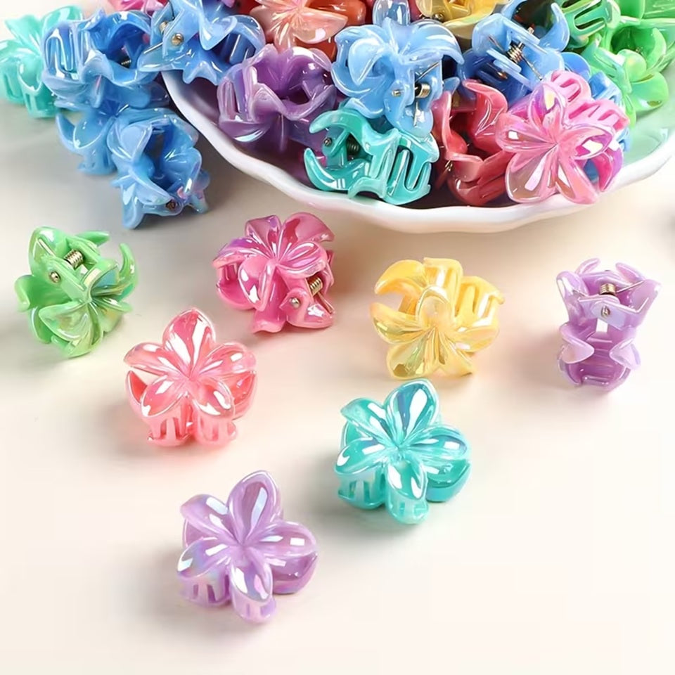 des petites pinces à cheveux en forme de fleurs exotiques colorées et brillantes.
