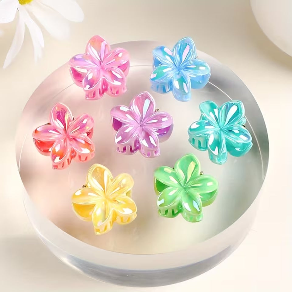 des petites pinces à cheveux en forme de fleurs exotiques colorées et brillantes.