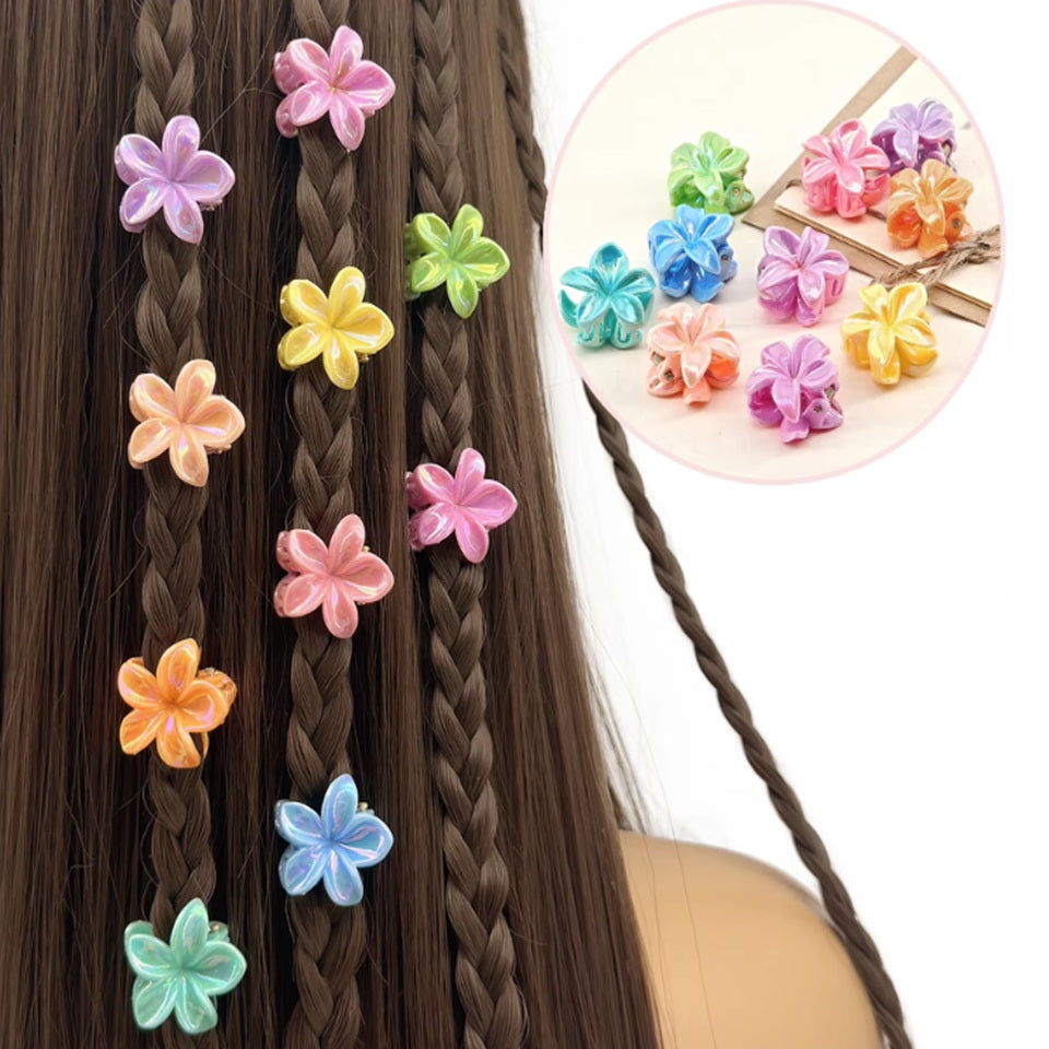 des petites pinces à cheveux en forme de fleurs exotiques colorées et brillantes.