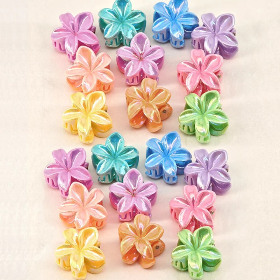 des petites pinces à cheveux en forme de fleurs exotiques colorées et brillantes.