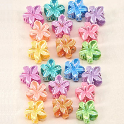 des petites pinces à cheveux en forme de fleurs exotiques colorées et brillantes.
