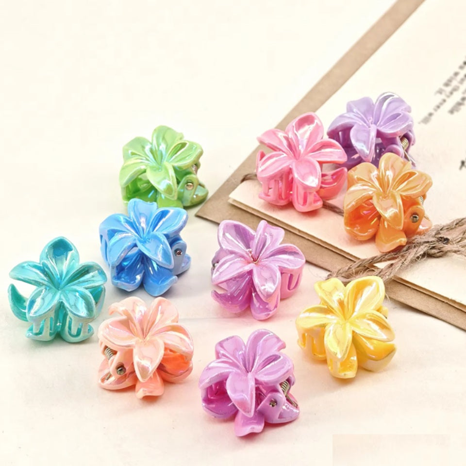 des petites pinces à cheveux en forme de fleurs exotiques colorées et brillantes.