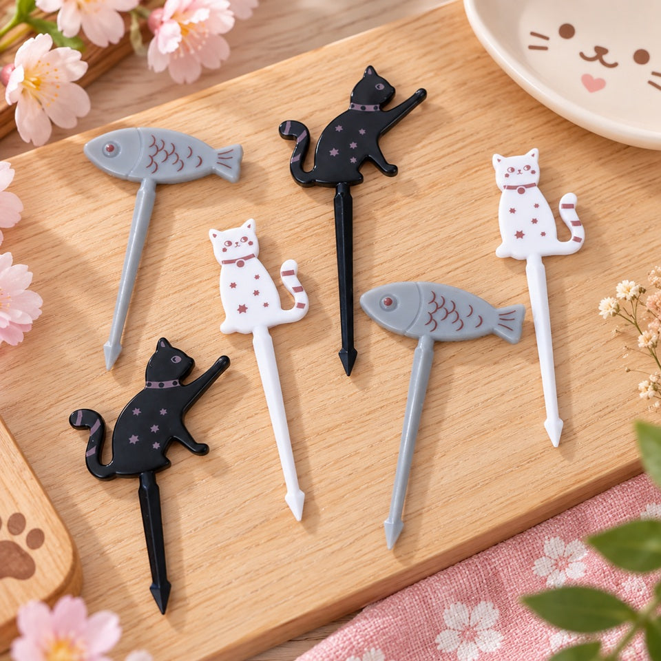 Lot de 6 pics décoratifs kawaii pour bento et apéritif, avec chats noirs, chats blancs et poissons gris, présentés dans un décor japonais fleuri.
