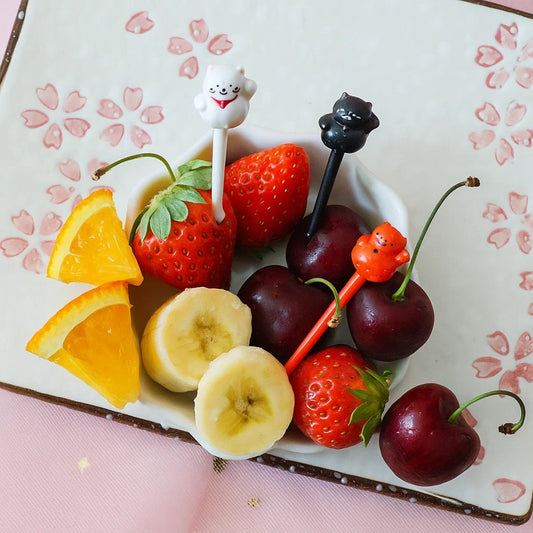 un lot de 6 pics pour l'apéritif ou pour décorer vos bentos en forme de maneki neko rouges, blancs et noirs.