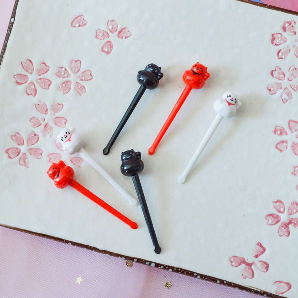 un lot de 6 pics pour l'apéritif ou pour décorer vos bentos en forme de maneki neko rouges, blancs et noirs.