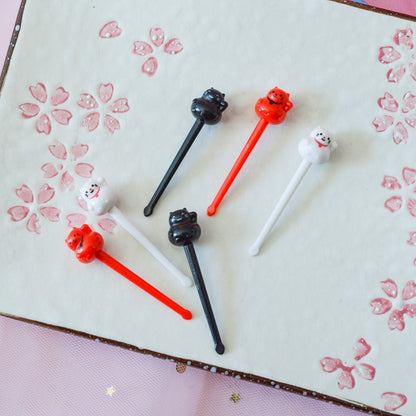 un lot de 6 pics pour l'apéritif ou pour décorer vos bentos en forme de maneki neko rouges, blancs et noirs.