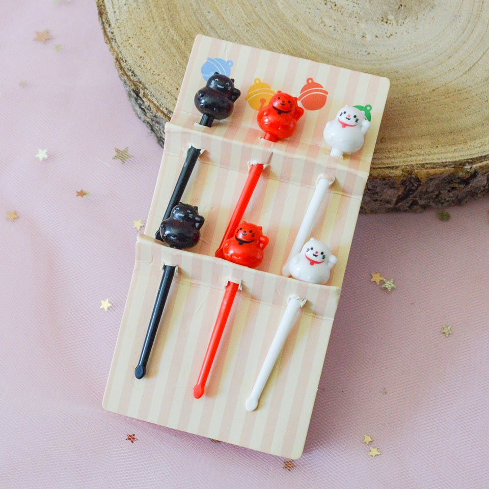 un lot de 6 pics pour l'apéritif ou pour décorer vos bentos en forme de maneki neko rouges, blancs et noirs.