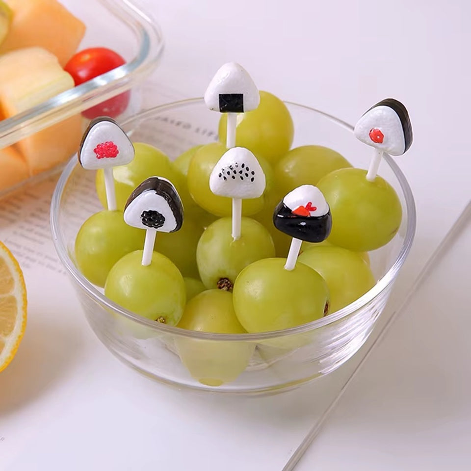un lot de pics pour l'apéro et pour décorer les bentos en forme d'onigiri tout mignons et fourrés. Idéal pour les pique-niques également