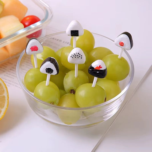 un lot de pics pour l'apéro et pour décorer les bentos en forme d'onigiri tout mignons et fourrés. Idéal pour les pique-niques également